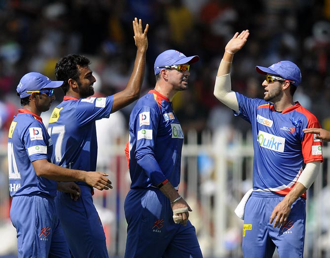 Jaydev Unadkat (2nd right) celebrates the wicket of Michael Hussey