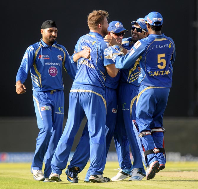 Corey Anderson celebrates with his team mates after taking the wicket of Quinton de Kock