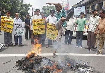 Cricket fans burn an effigy of N Srinivasan after his named cropped up in the IPL betting and spot-fixing probe
