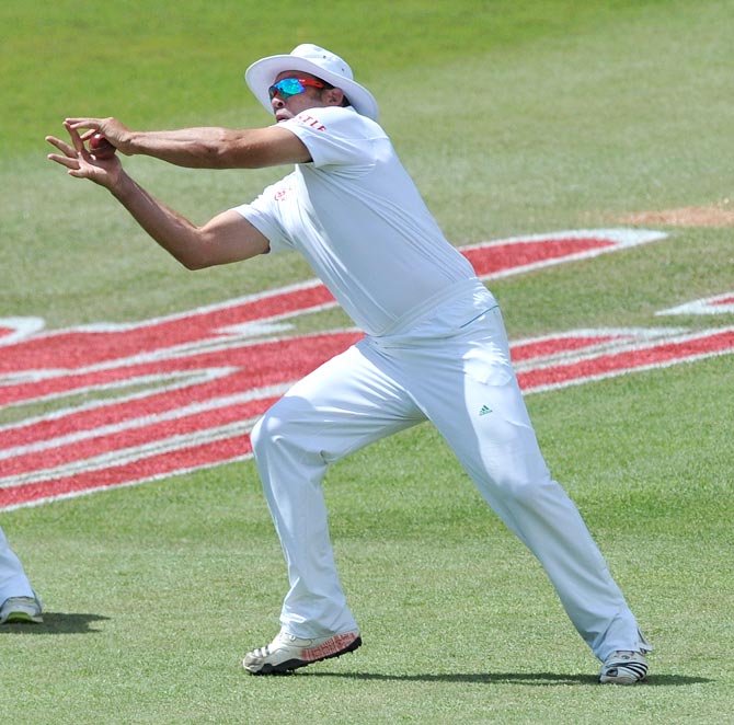 Jacques Kallis of South Africa takes the catch in the slips