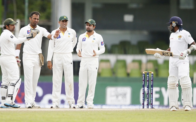 Pakistan's wicketkeeper Sarfraz Ahmed,left, Wahab Riaz, second left, Younis Khan, centre, and Ahmed Shehzad, second right, ask Mahela to wait for the third umpire decision, after umpire Richard Illingworth (not pictured) signal as Jayawardene out