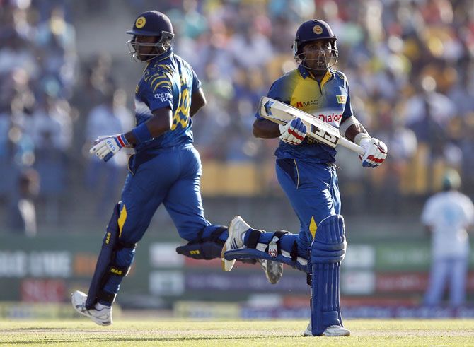 Sri Lanka's Mahela Jayawardene (right) and captain Angelo Mathews run between wickets