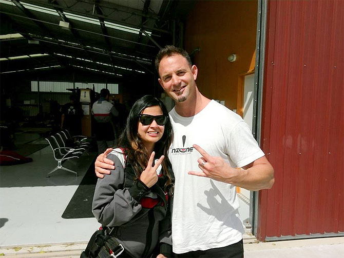 MS Dhoni's wife Sakshi with tandem master Greg Simpson