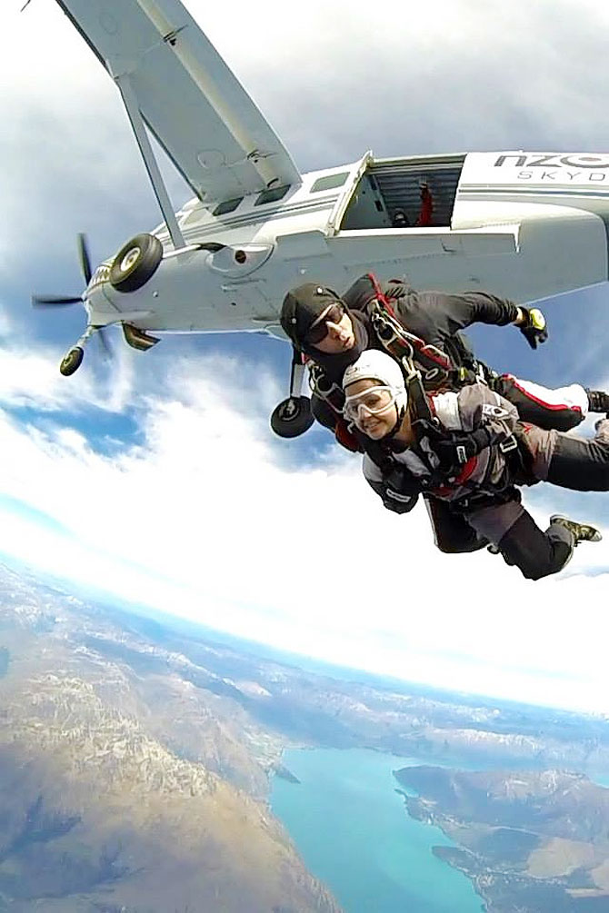 MS Dhoni's wife Sakshi Dhoni jumping out of a plane 