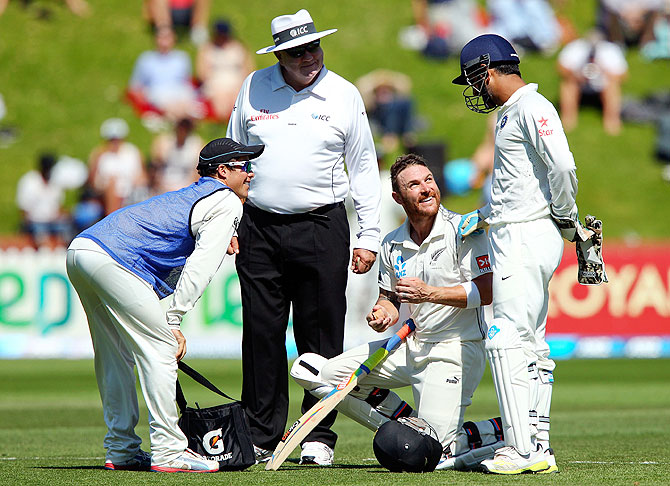 Brendon McCullum chats with Mahendra Singh Dhoni during a break in play
