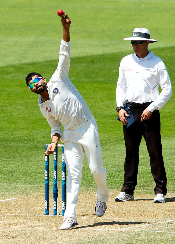 Ravindra Jadeja bowls during Day 4 of the second Test