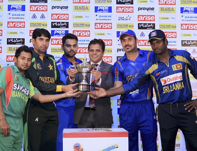 Captains pose with the Asia Cup: (From left) Bangladesh's Mushfiqur Rahim, Pakistan's Misbah-ul-Haq, India's Virat Kohli, Afghanistan's Mohammad Nabi and Sri Lanka's Angelo Mathews.