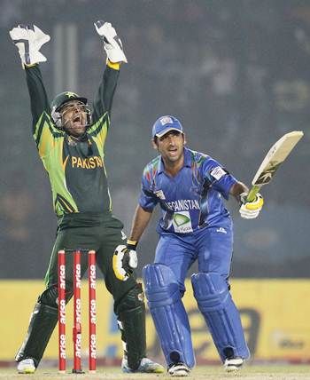 Pakistan's wicketkeeper Umar Akmal (left) appeals unsuccessfully for the dismissal of Afghanistan's Asghar Stanikzai during their Asia Cup match.