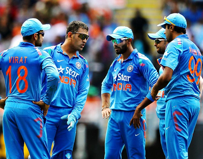 India captain Mahendra Singh Dhoni (2nd left) speaks to his team