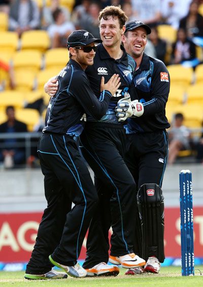  Matt Henry (centre) celebrates the wicket of Shikhar Dhawan