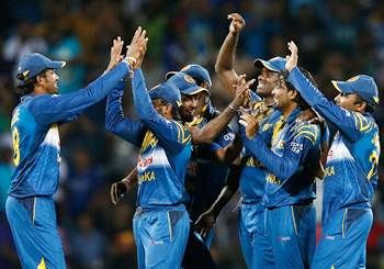 Sri Lanka's captain Angelo Mathews (third from right) and Tillakaratne Dilshan (second from right) celebrate with teammates the dismissal of South Africa's David Miller 