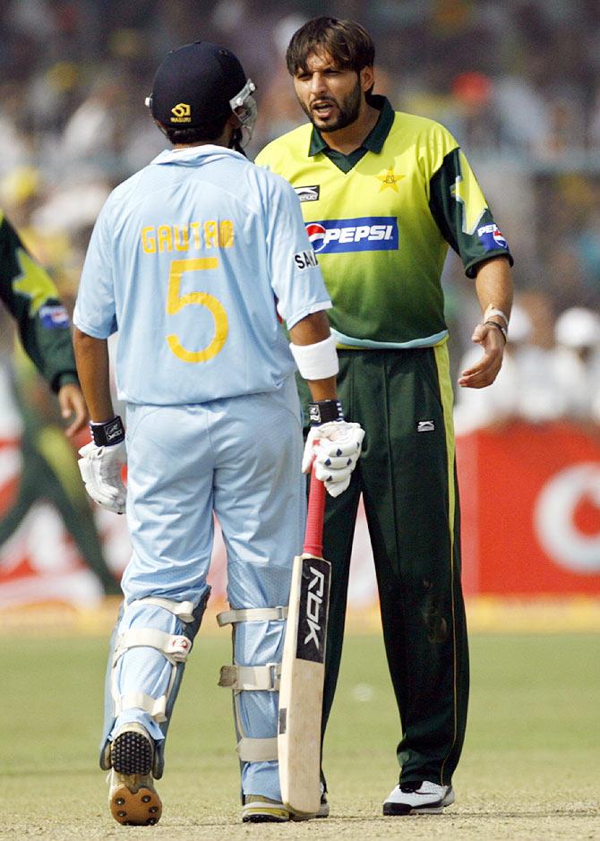 Pakistan's Shahid Afridi (R) argues with India's Gautam Gambhir during their third one-day international cricket match in Kanpur, on November 11, 2007