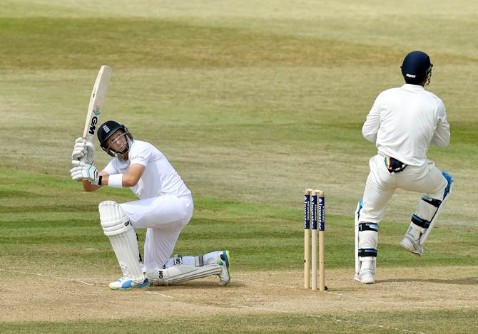 Joe Root improvises to pick up some runs watched by Mahendra Singh Dhoni