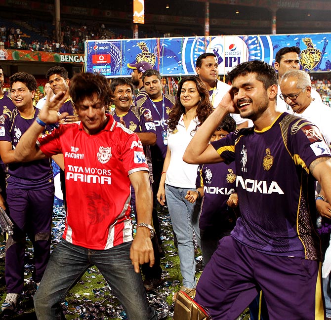 Shah Rukh Khan dances with Manish Pandey (right).