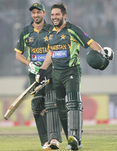 Shahid Afridi and Junaid Khan (left) celebrate after Pakistan won against India 