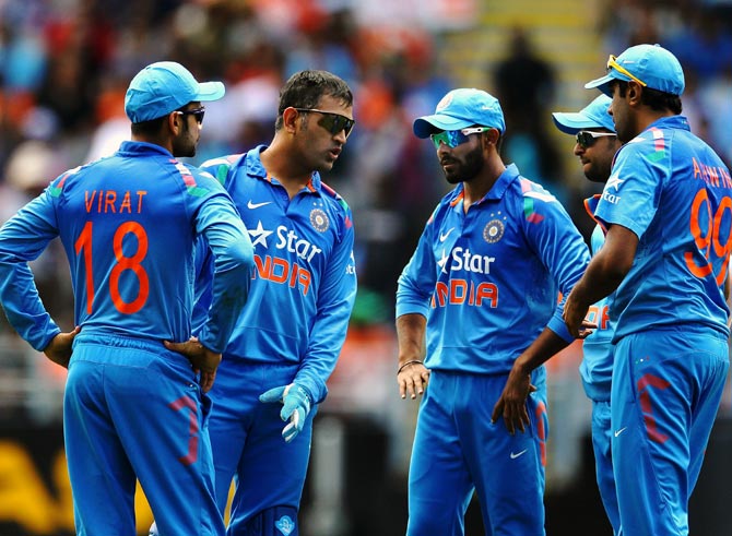 Mahendra Singh Dhoni (2nd right) speaks to his players