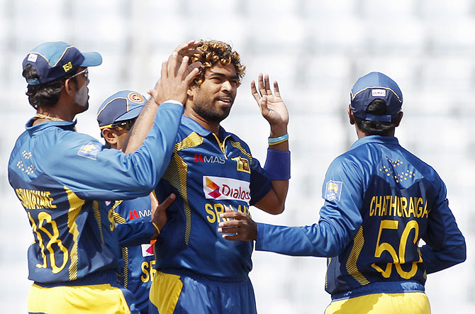 Sri Lanka's fielders congratulate Lasith Malinga, centre, after the dismissal of Pakistan's Sharjeel Khan during their 2014 Asia Cup final in Dhaka on Saturday.