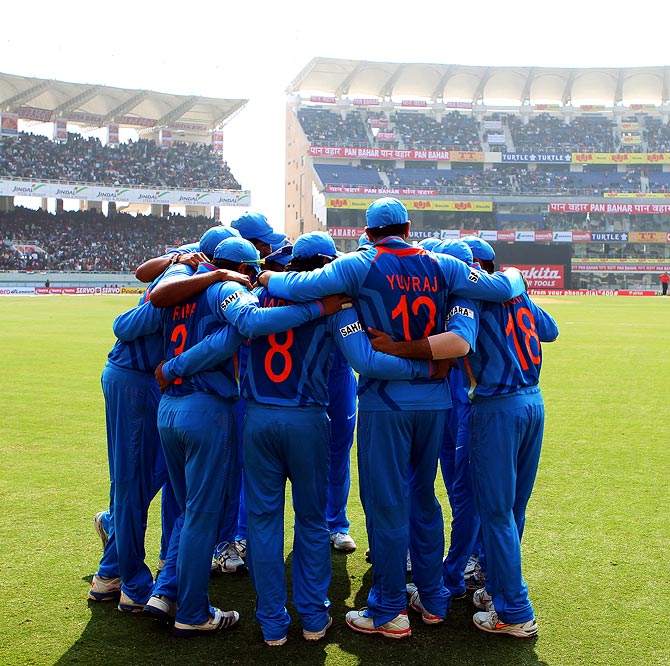 Indian cricket team form a huddle