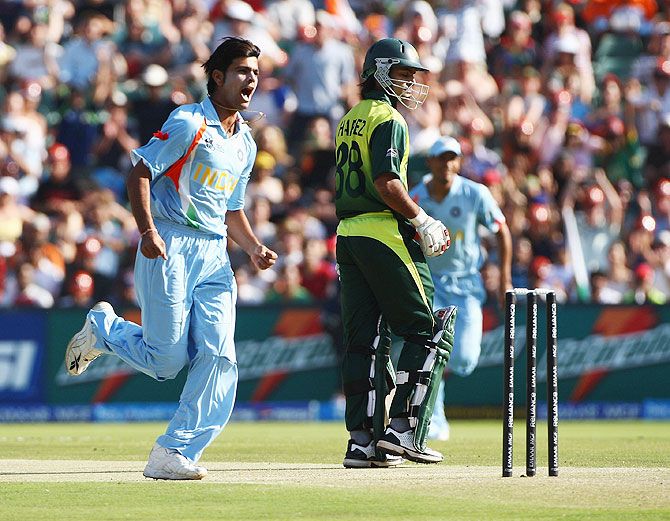 RP Singh celebrates the wicket of Mohammad Hafeez