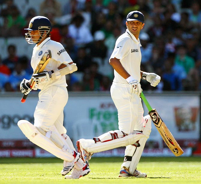 Sachin Tendulkar (left) and Rahul Dravid run between the wickets