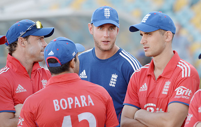 England captain Stuart Broad speaks with teammates Michael Lumb, Ravi Bopara and Alex Hales