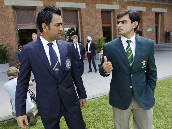 India captain MS Dhoni alongside Pakistan captain Mohammad Hafeez