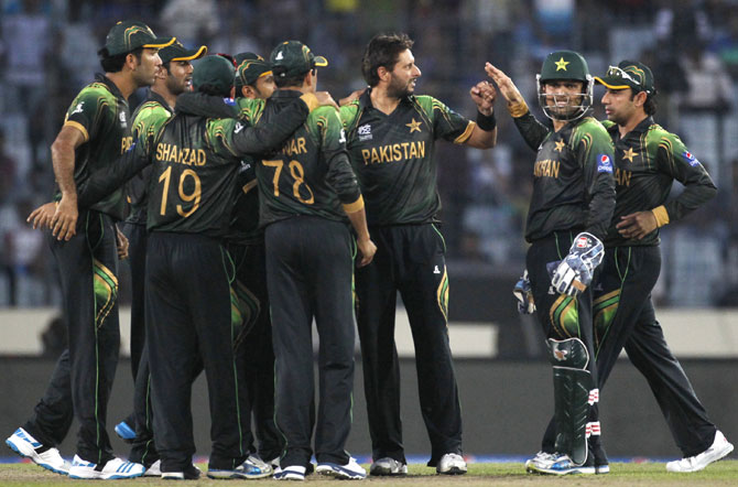 Pakistan's fielders congratulate Shahid Afridi after his dismissal of Australia's Glenn Maxwell