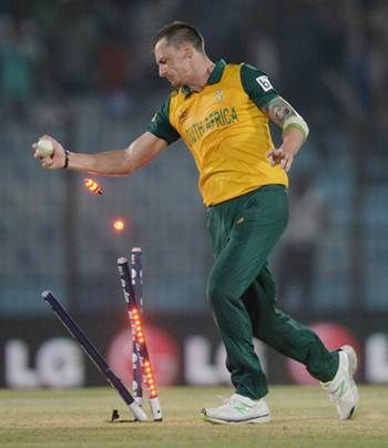 Dale Steyn Africa celebrates running out Ross Taylor off the last ball of the match