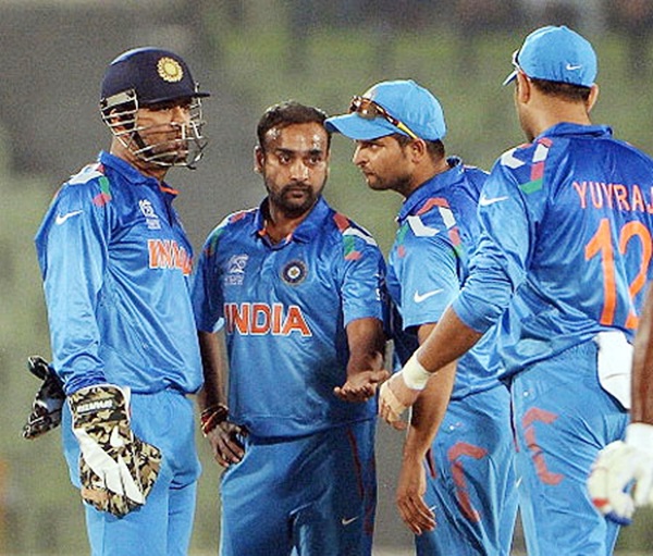 Amit Mishra celebrates with teammates after taking a wicket