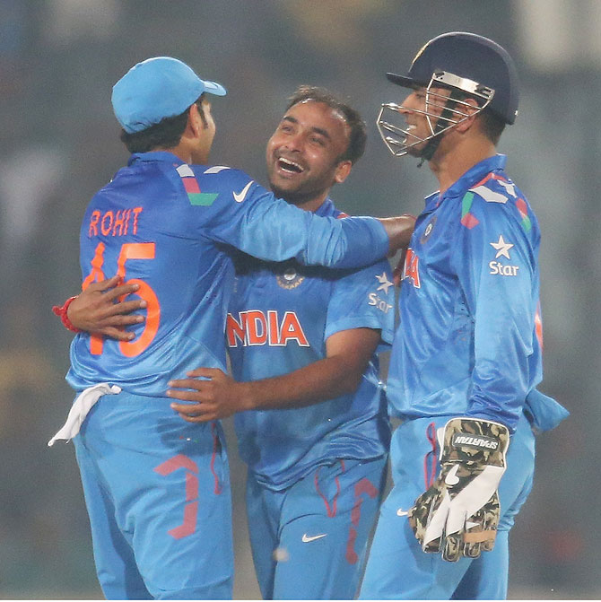 Amit Mishra celebrates a wicket with teammates 