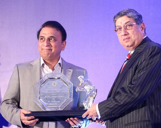 Former BCCI president N Srinivasan presents Sunil Gavaskar a momento