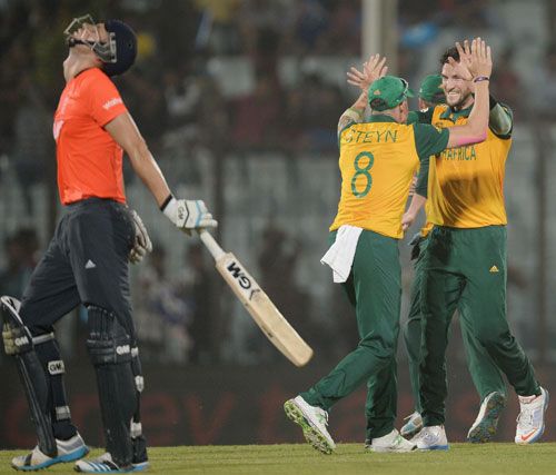 Wayne Parnell clebartes with Dale Steyn the dismissal of Alex Hales