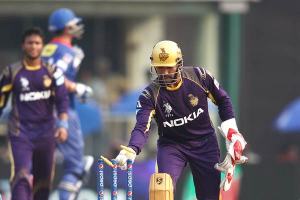 Kolkata Knight Riders wicketkeeper Robin Uthappa whips off the bails to run-out Delhi Daredevils' Kevin Pietersen.