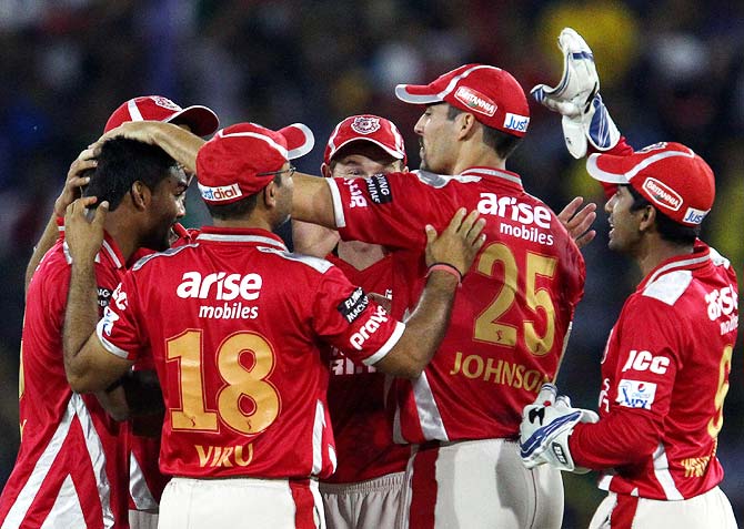 Kings XI Punjab players celebrate the wicket of Dwayne Smith