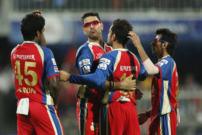 Yuvraj Singh celebrates a wicket with his Bangalore teammates