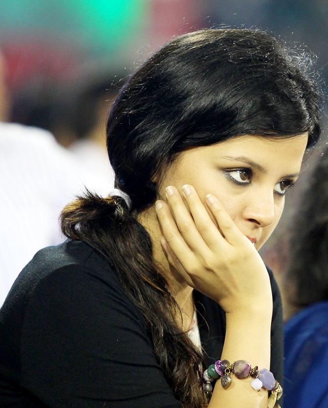 Sakshi Dhoni doesn't look happy with the outcome of the match