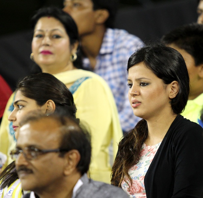 Sakshi Dhoni looks pensive