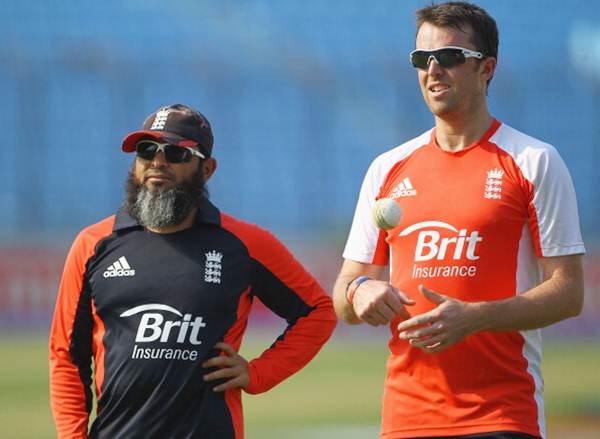 Mushtaq Ahmed and England's Graeme Swann during an England training session.