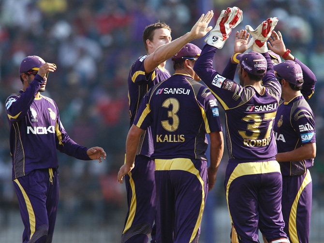 Morne Morkel celebrates a wicket with his team mates