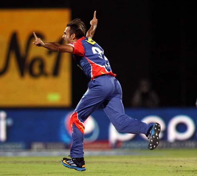 Imran Tahir celebrates the wicket of Glenn Maxwell