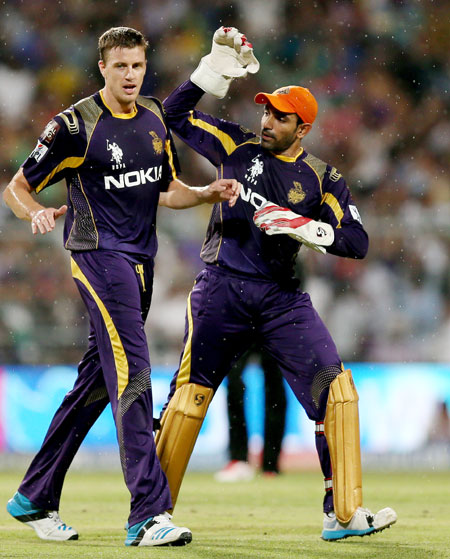 Kolkata's Morne Morkel is congratulated by teammate Robin Uthappa after taking a wicket.