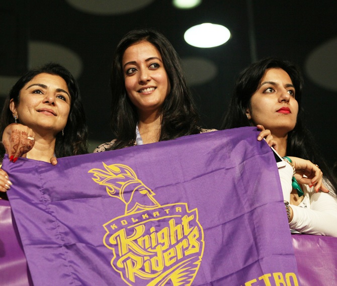 Raima Sen with other supporters