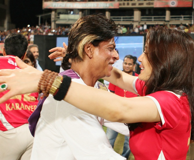 Shah Rukh Khan hugs Preity Zinta