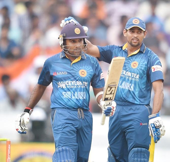 Mahela Jayawardene celebrates