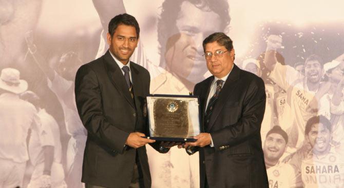  Narayanaswami Srinivasan (right) with India captain Mahendra Singh Dhoni