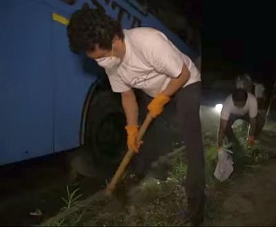 Sachin Tendulkar goes about his job during the Swacch Bharat Abhiyan