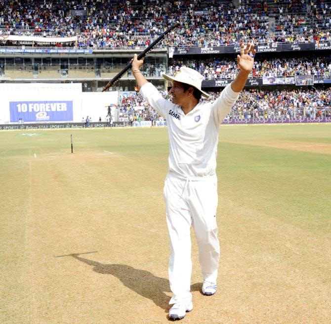 Sachin Tendulkar acknowledges the applause 