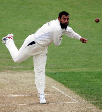 PCB reprimands Saqlain for praising Dhoni