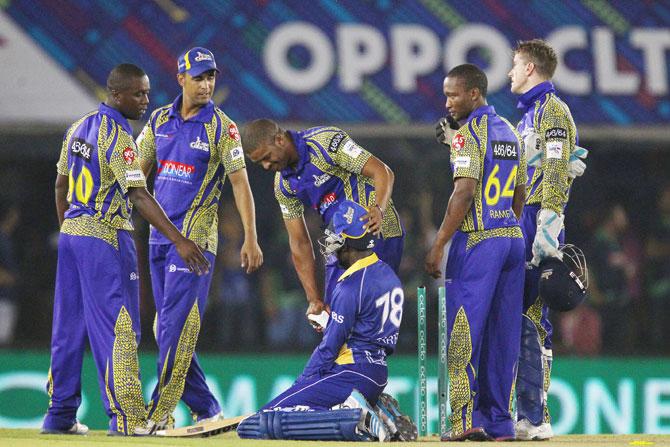 Vernon Philander of the Cape Cobras consoles Jonathan Carter of the Barbados Tridents after the match.