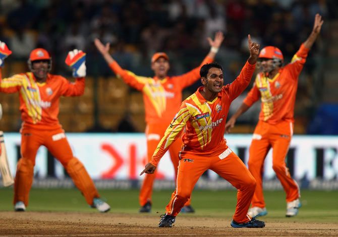 Lahore Lions captain Mohammad Hafeez (2nd right) appeals unsuccessfully for a LBW decision